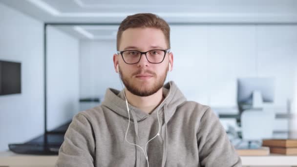 Hombre Guapo Auriculares Modernos Sentado Escritorio Oficina Tener Chat Vídeo — Vídeo de stock