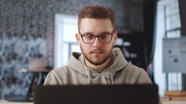 Programador Profissional Concentrado Que Termina Projeto Empresa Dentro Prazo Jovem — Vídeo de Stock