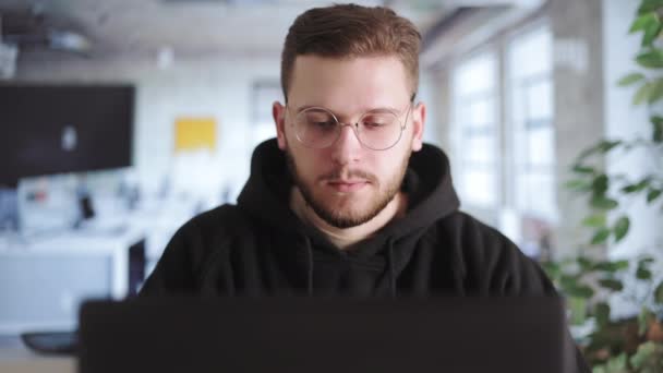 Homem Bonito Novo Que Trabalha Portátil Moderno Escrever Código Para — Vídeo de Stock