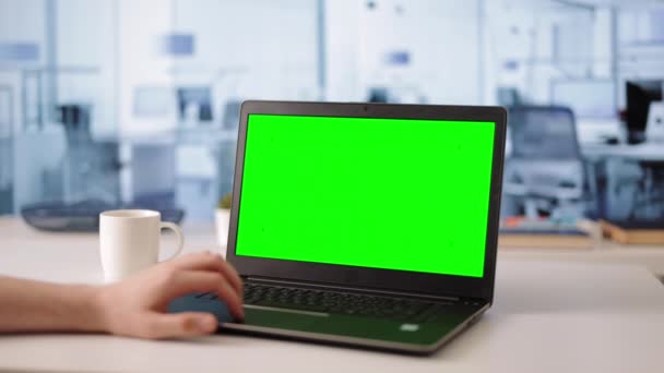 Jonge Professionele Ondernemer Werkt Aan Draadloze Laptop Met Groene Mock — Stockvideo