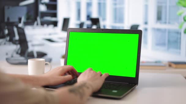 Close Van Kaukasische Programmeur Typen Laptop Toetsenbord Tijdens Het Werken — Stockvideo
