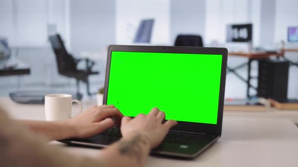 Modern Dizüstü Bilgisayarın Klavyesinde Boş Yeşil Ekranla Aralıksız Yazan Genç — Stok video