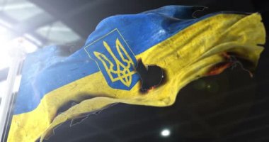 Ukrayna rüzgarda dalgalanan hasarlı bayrak kullandı. Direnişin ve zaferin sembolü, Rus saldırısına karşı savaş.