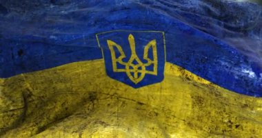 Ukrayna rüzgarda dalgalanan hasarlı bayrak kullandı. Direnişin ve zaferin sembolü, Rus saldırısına karşı savaş.