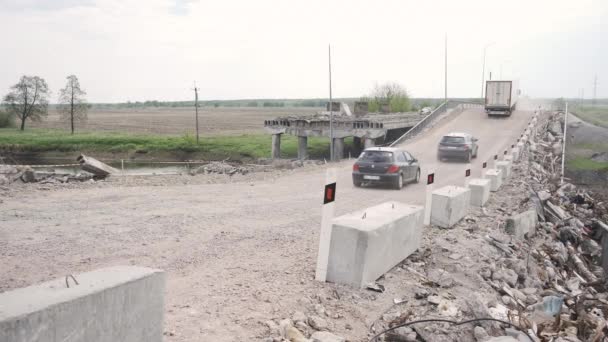 Bucha Ukraina 2022 Ombyggd Bro Efter Fiender Beskjutning Hänsynslösa Krig — Stockvideo