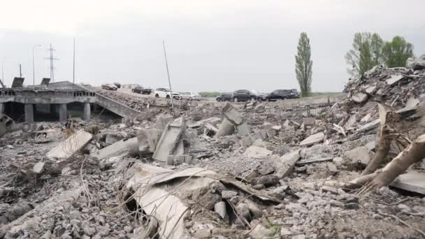 Bucha Ukraine 2022 Zerstörte Große Brücke Mit Vorsichtig Vorbeifahrenden Autos — Stockvideo