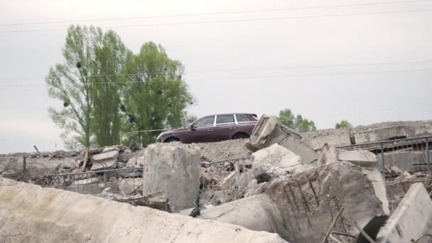 Буча Украина 2022 Вид Пересечение Гражданского Автомобиля Через Бетонный Мост — стоковое видео