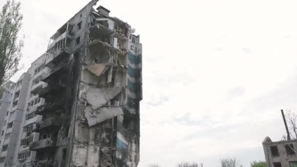 Borodyanka Ukraina 2022 Förstörda Bostadshus Som Skadats Missilattacker Kriget Ukraina — Stockvideo