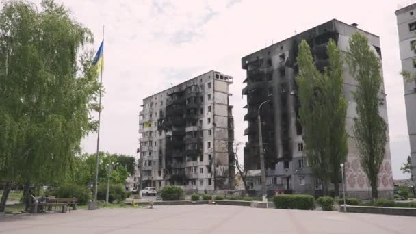 Borodyanka Oekraïne 2022 Zicht Door Park Met Verhoogde Oekraïense Vlag — Stockvideo