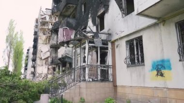 Borodyanka, Ukrayna - 05: 15: 2022: Ukrayna 'daki sivil blok binalarına Rus topçu bombardımanı ve hava saldırıları sonrasında yıkım. Acımasız savaş ve barış dolu şehrin bombalanması..