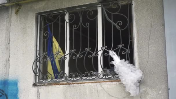 Borodyanka Ukraina 2022 Skalade Bostads Byggnad Fönster Med Viftande Ukrainska — Stockvideo