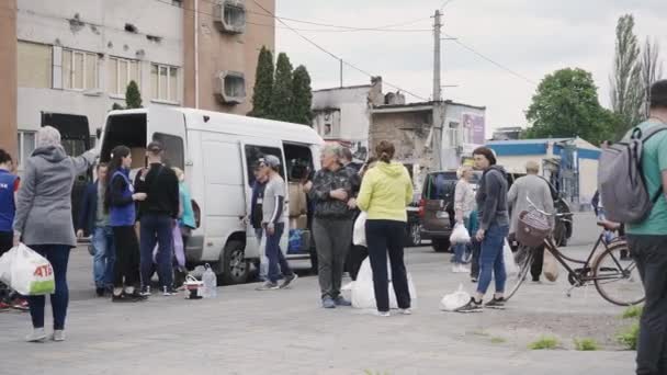 Бородянка Украина 2022 Группа Социальных Работников Стоящих Рядом Машиной Полной — стоковое видео