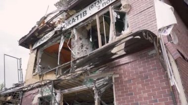 Borodyanka, Ukrayna - 05: 15: 2022: Rus işgalciler Ukrayna topraklarına yönelik tehlikeli savaş sırasında roketatarlarla özel evleri yıktılar. Irpin şehrindeki sivil binalara bomba düştü.