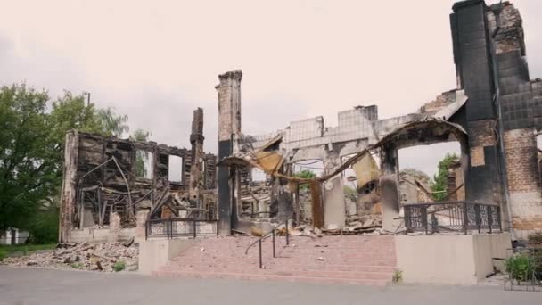 ボロディアンカ ウクライナ 2022 敵の爆弾や空爆の砲撃の爆発によって放棄された民家の壁 アーピン市のロシア占領から解放された後の戦争で荒廃した建物 — ストック動画