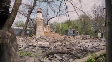 Borodyanka, Ukrayna - 05: 15: 2022: Rus askerlerinin hava saldırısından sonra yıkılan sivil binaların beton ve tuğla döküntüleri. Rusya 'nın Ukrayna topraklarını işgal etmesinin sonuçları.