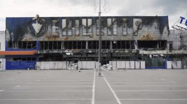 Bucha, Ukrayna - 05: 15 2022: Kyiv bölgesindeki acımasız savaş sırasında hasar gören alışveriş merkezi. Ukrayna 'da planlanan Rus işgali sırasında sivillerin bombalanması ve terör saldırısı.