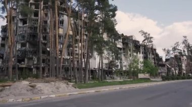 Bucha, Ukrayna - 05: 15 2022: Ukrayna 'ya karşı yapılan acımasız savaş sırasında sivil daireler füze saldırılarıyla tahrip edildi. Bucha şehrindeki Rus birliklerinin geri çekilmesinden sonra yanmış evlerin görüntüsü.