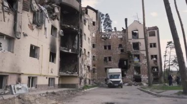 Bucha, Ukrayna - 05: 15 2022: Roket hava saldırıları ve Rusya 'nın Bucha şehrini işgali sonrasında sivil bina yıkıldı. Kyiv bölgesinde terk edilmiş barışçıl Ukrayna vatandaşlarının evi..