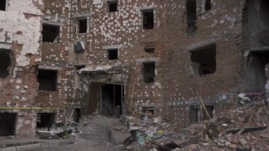 Bucha, Ukrayna - 05: 15 2022: Bucha şehrindeki Rus işgali ve füze saldırıları sonrasında yıkılan şehir kalıntıları. 2022 yılında Ukrayna halkına karşı gerçekleştirilen terörist eylemlerin sonuçları.