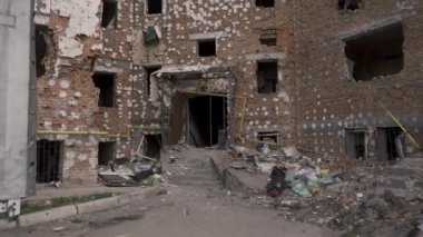 Bucha, Ukrayna - 05: 15 2022: 2022 'de Ukrayna topraklarının işgali sırasında Rus ordusu tarafından yıkılan yerleşim yerlerinin kapatılması. Rus saldırganlığı ve savaş yıkımı kavramı.