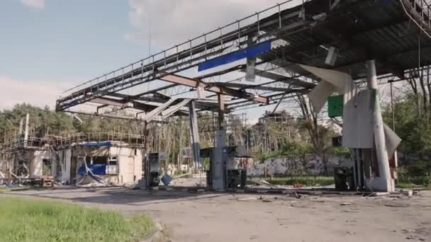 Bucha Ukraine 2022 Zerstörte Tankstelle Nach Russischer Besetzung Der Stadt — Stockvideo