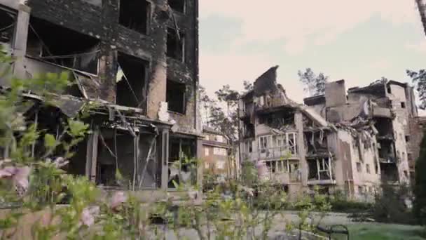 ブチャ ウクライナ 2022 ロシア軍によるロケットシールに苦しんでいるブチャ市民の住宅 ウクライナの自由のための戦いの間に焼かれた家の結果 — ストック動画
