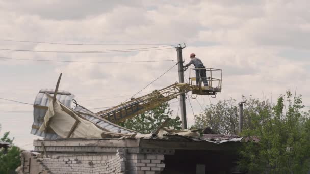 Borodyanka Ukraine 2022 Electrician Worker Helmet Climbing Electric Power Pole — Stock Video