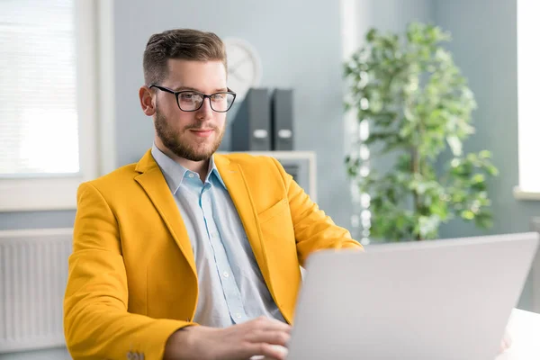 Fokuserade Attraktiv Hane Sitter Vid Kontorsbordet Och Skriva Laptop Moderna — Stockfoto