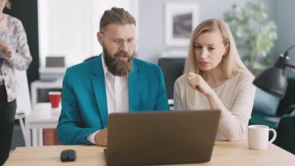 Team Professional Caucasian Colleagues Sitting Desk Laptop Talking Concentrated Workers — 비디오