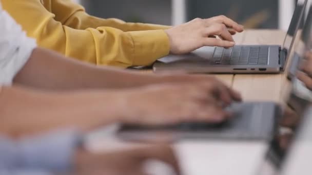 Primer Plano Hombre Mujeres Caucásicos Escribiendo Ordenador Portátil Mientras Están — Vídeos de Stock