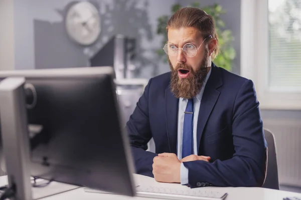 Hombre Barbudo Caucásico Mirando Pantalla Computadora Con Expresión Facial Impactada —  Fotos de Stock