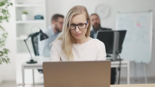 Smiling Satisfied Businesswoman Eyeglasses Typing Laptop Light Office Indoors Shot — Stock videók
