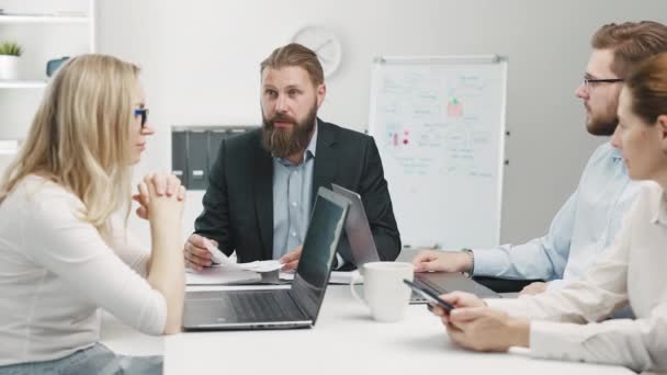 Mature Bearded Man Boss Talking Team Boardroom Office Working Consultation — ストック動画