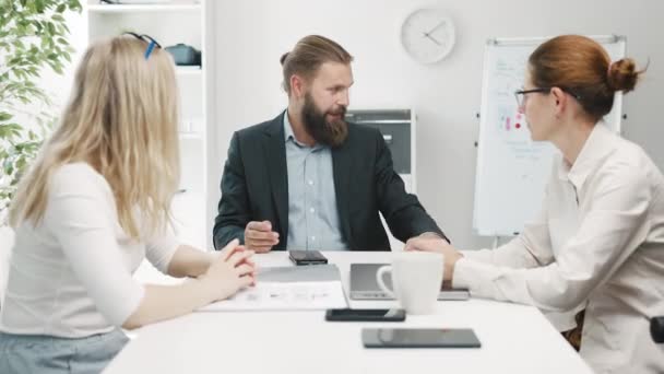 Business Conversation Office Man Two Women Talking Light Office Teamwork — Stock videók
