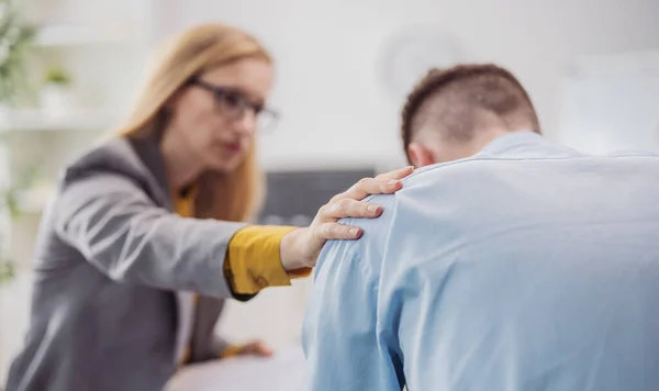 Defocused Blond Woman Psychologist Helps Stressed Patient Man Sitting Bright — Stok fotoğraf