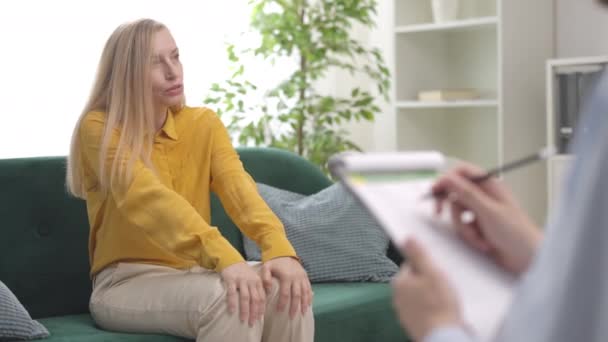 Wanita Ketakutan Berbicara Tentang Ketakutannya Dokter Psikolog Konsep Perawatan Kesehatan — Stok Video