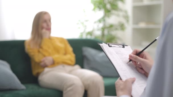 Przerażona Kobieta Mówi Swoim Problemie Psychicznym Sesji Psychologicznej Koncepcji Opieki — Wideo stockowe