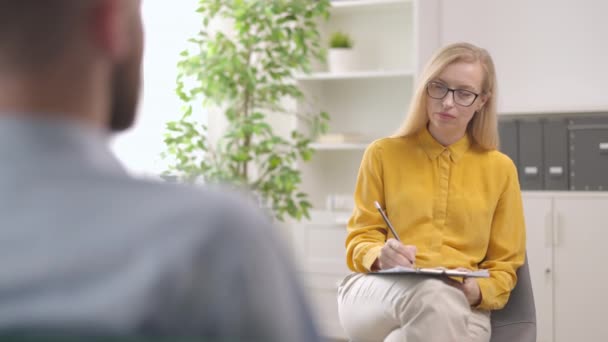 Médico Psicólogo Ouvir Paciente Falar Sobre Problema Mental Conceito Saúde — Vídeo de Stock