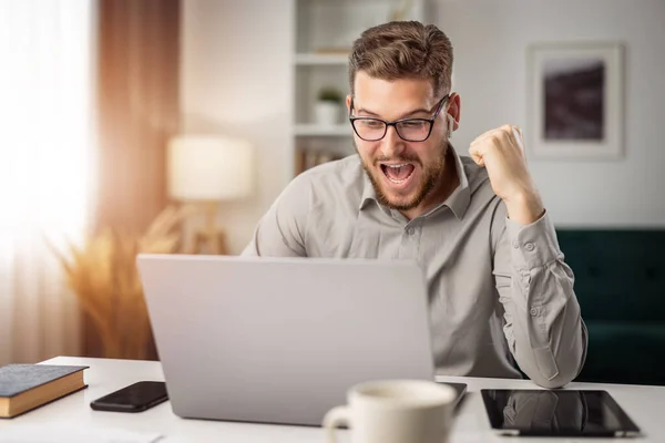 Mutlu genç sakallı adam web başarısı için heyecanlı, gülümseyen adam hedefe ulaşıyor, konsepti kazanıyor