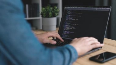 Kot gömlekli adam dizüstü bilgisayarda kodlama yazılımı, bilgisayar kodlu masa, ofis işyeri