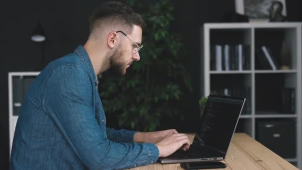 Código Escrita Codificador Barbudo Jovem Usando Laptop Homem Focado Codificação — Vídeo de Stock