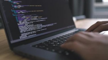 Ofisteki dizüstü bilgisayarın görüntüsünü kod yazma, programlama kodlama yazılımı ile kapat