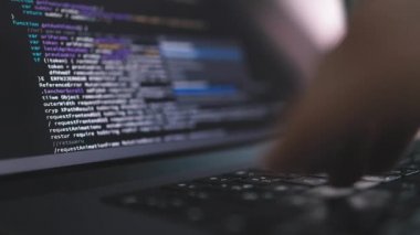 Ofiste dizüstü bilgisayarın kod yazma, programlama kodlama yazılımı ile Macro görünümü