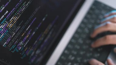Kod yazımlı dizüstü bilgisayar ekranının üst görünümü, ofiste programcı kodlama yazılımı