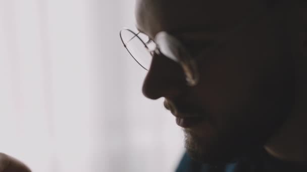 Müdes Männergesicht Programmierer Nimmt Brille Und Macht Augenmassage Nahsicht — Stockvideo