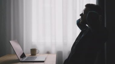 Laptopta yazan yakışıklı sakallı adam, genç kodcu kod yazıyor.