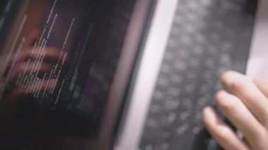 Kod yazımlı dizüstü bilgisayar ekranının üst görünümü, ofiste programcı kodlama yazılımı