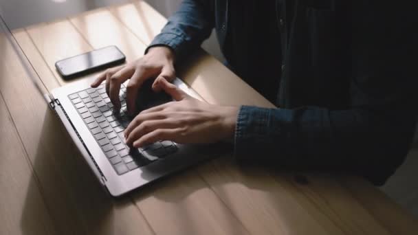 Närbild Man Händer Skriva Laptop — Stockvideo