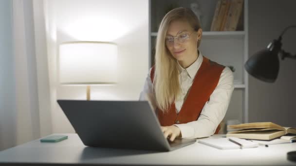 Wesoła Blondynka Pracująca Laptopie Wieczorne Wnętrze Salonu Dojrzała Pisarka Pisząca — Wideo stockowe