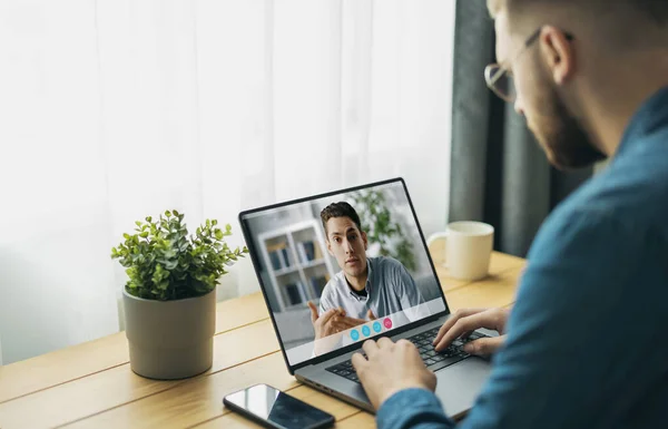 ビデオチャット ビジネスパートナーとのラップトップ会議 インターネット接続の概念を使用して話している若い男 — ストック写真